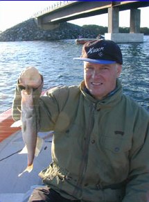 Zanders are moving to new areas in the archipelago. Here Esko shows the 43 cm fish, which took motor oil under the Ava b