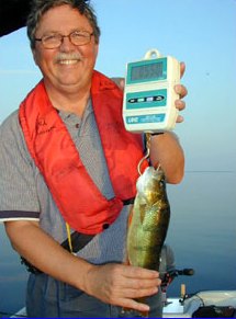 The man under the Ava bridge and a perch 550 g