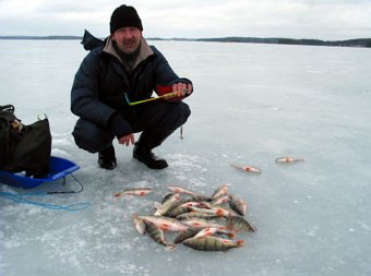 Pepe ja kalasaalista omatekoisella pilkillä. Kuva KariA