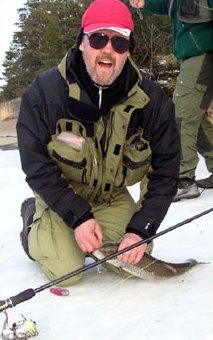 Saamamies Tolle ja 2,4 kg trutta. Kuva SFM-toimitus